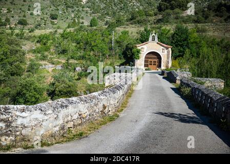 Pont romain et chapelle de San Antonio. Pesquera de Ebro, région de Páramos, commune de Valle de Sedano. Burgos, Castilla y León, Espagne, Europe Banque D'Images