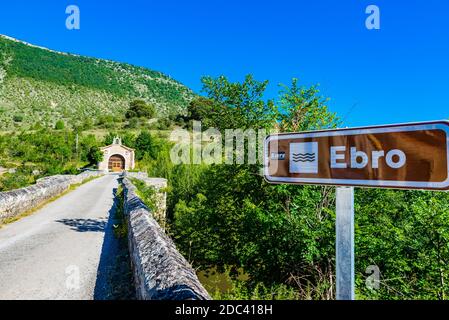 Pont romain et chapelle de San Antonio. Pesquera de Ebro, région de Páramos, commune de Valle de Sedano. Burgos, Castilla y León, Espagne, Europe Banque D'Images