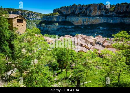 Vue d'en haut. Orbaneja del Castillo est une ville espagnole appartenant à la municipalité de Burgos de Valle de Sedano, à Castilla y León. Il est situé dans Banque D'Images