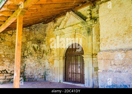 Entrée à l'église sous l'atrium. Église médiévale très réformée. Orbaneja del Castillo est une ville espagnole appartenant à la commune de Burgos Banque D'Images