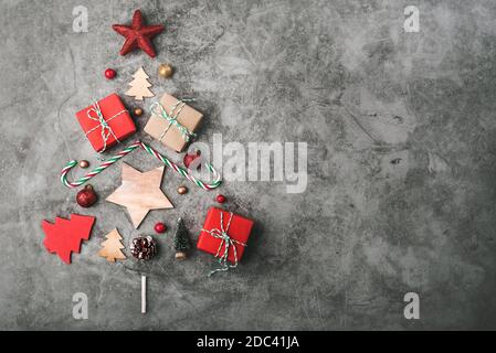 Fond de Noël concept.décoration de Noël sous forme d'arbre de noël sur fond gris Banque D'Images