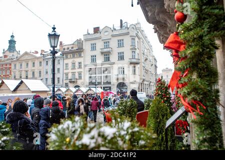 Lviv, Ukraine - 28 décembre 2019 : place centrale de la ville à noël. Décoration de ville Banque D'Images