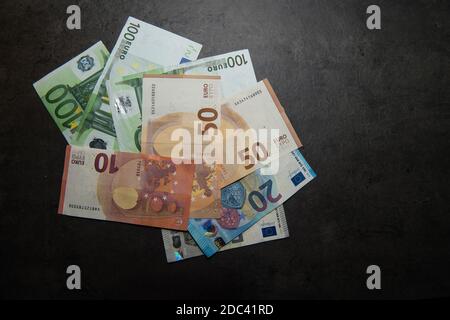billets en euros sur fond sombre Banque D'Images