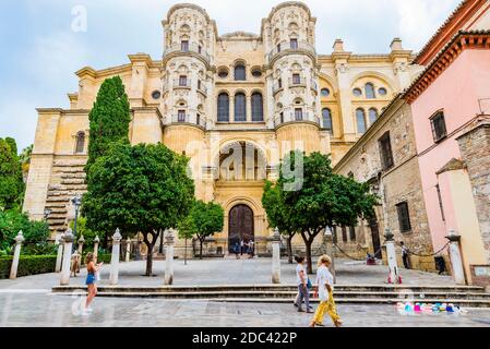 Patio de los Naranjos et Puerta de las cadenas, vue de la rue Cister. Cathédrale de Málaga - Catedral de la Encarnación. Málaga, Andalousie, Espagne, EUR Banque D'Images