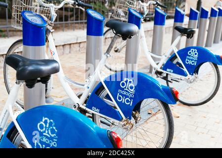 Système de partage de vélo. Les gens louent des vélos pour des trajets courts, ce qui réduit la circulation et la pollution. Málaga, Andalucía, Espagne, Europe Banque D'Images