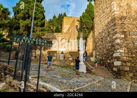 Ruines d'un ancien amphithéâtre romain avec forteresse Alcazaba. Málaga, Andalucía, Espagne, Europe Banque D'Images