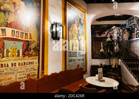 Les caves de vinification anciennes de plusieurs siècles El Pimpi, un bar à tapas traditionnel. Málaga, Andalucía, Espagne, Europe Banque D'Images