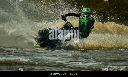 Jet ski's au parc aquatique Kingsbury, Warwickshire, Royaume-Uni Banque D'Images