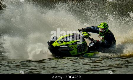 Jet ski's au parc aquatique Kingsbury, Warwickshire, Royaume-Uni Banque D'Images