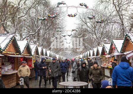 Lviv, Ukraine - 28 décembre 2019 : les gens marchent à côté de la saison des fêtes de noël Banque D'Images