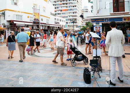 Les gens qui marchent le long de la rue animée du centre-ville. Torremolinos, Málaga, Costa de sol, Andalousie, Espagne, Europe Banque D'Images