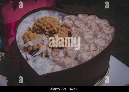 boîte en forme de coeur pour mariage sur une table en gros plan photo et détails Banque D'Images