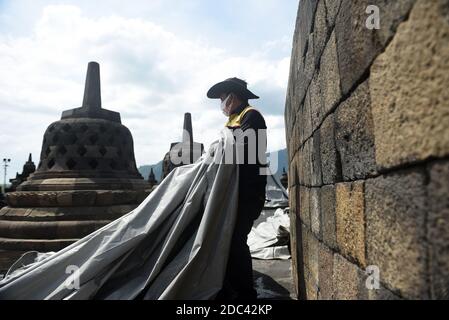 Les agents de conservation du temple de Borobudur enveloppent plusieurs stupas en utilisant la bâche. L'emballage a été effectué au 8ème étage et dans le 1er hall du temple situé à Magelang Central Java, Indonésie. L'augmentation du statut du Mont Merapi à alerte ou niveau 3 (de 4 niveaux existants) a fait que le Borobudur Temple conservation Hall anticipe l'éruption de la montagne la plus active du monde. Indonésie, le 12 novembre 2020. Magelang, Indonésie. Banque D'Images