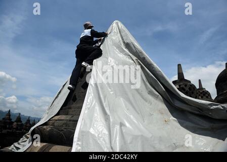 Les agents de conservation du temple de Borobudur enveloppent plusieurs stupas en utilisant la bâche. L'emballage a été effectué au 8ème étage et dans le 1er hall du temple situé à Magelang Central Java, Indonésie. L'augmentation du statut du Mont Merapi à alerte ou niveau 3 (de 4 niveaux existants) a fait que le Borobudur Temple conservation Hall anticipe l'éruption de la montagne la plus active du monde. Indonésie, le 12 novembre 2020. Magelang, Indonésie. Banque D'Images