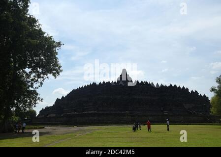 Les agents de conservation du temple de Borobudur enveloppent plusieurs stupas en utilisant la bâche. L'emballage a été effectué au 8ème étage et dans le 1er hall du temple situé à Magelang Central Java, Indonésie. L'augmentation du statut du Mont Merapi à alerte ou niveau 3 (de 4 niveaux existants) a fait que le Borobudur Temple conservation Hall anticipe l'éruption de la montagne la plus active du monde. Indonésie, le 12 novembre 2020. Magelang, Indonésie. Banque D'Images