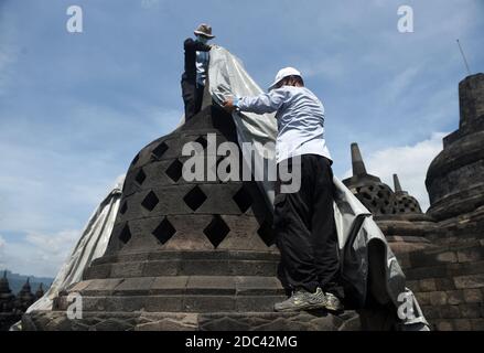 Les agents de conservation du temple de Borobudur enveloppent plusieurs stupas en utilisant la bâche. L'emballage a été effectué au 8ème étage et dans le 1er hall du temple situé à Magelang Central Java, Indonésie. L'augmentation du statut du Mont Merapi à alerte ou niveau 3 (de 4 niveaux existants) a fait que le Borobudur Temple conservation Hall anticipe l'éruption de la montagne la plus active du monde. Indonésie, le 12 novembre 2020. Magelang, Indonésie. Banque D'Images