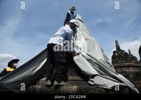 Les agents de conservation du temple de Borobudur enveloppent plusieurs stupas en utilisant la bâche. L'emballage a été effectué au 8ème étage et dans le 1er hall du temple situé à Magelang Central Java, Indonésie. L'augmentation du statut du Mont Merapi à alerte ou niveau 3 (de 4 niveaux existants) a fait que le Borobudur Temple conservation Hall anticipe l'éruption de la montagne la plus active du monde. Indonésie, le 12 novembre 2020. Magelang, Indonésie. Banque D'Images