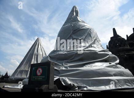 Les agents de conservation du temple de Borobudur enveloppent plusieurs stupas en utilisant la bâche. L'emballage a été effectué au 8ème étage et dans le 1er hall du temple situé à Magelang Central Java, Indonésie. L'augmentation du statut du Mont Merapi à alerte ou niveau 3 (de 4 niveaux existants) a fait que le Borobudur Temple conservation Hall anticipe l'éruption de la montagne la plus active du monde. Indonésie, le 12 novembre 2020. Magelang, Indonésie. Banque D'Images