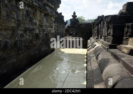 Les agents de conservation du temple de Borobudur enveloppent plusieurs stupas en utilisant la bâche. L'emballage a été effectué au 8ème étage et dans le 1er hall du temple situé à Magelang Central Java, Indonésie. L'augmentation du statut du Mont Merapi à alerte ou niveau 3 (de 4 niveaux existants) a fait que le Borobudur Temple conservation Hall anticipe l'éruption de la montagne la plus active du monde. Indonésie, le 12 novembre 2020. Magelang, Indonésie. Banque D'Images