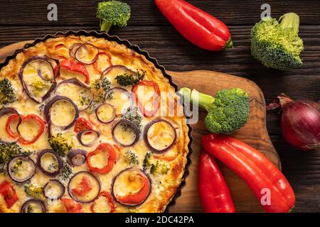 Quiche maison avec légumes et fromage, plats végétariens. Banque D'Images