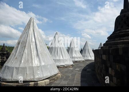 Les agents de conservation du temple de Borobudur enveloppent plusieurs stupas en utilisant la bâche. L'emballage a été effectué au 8ème étage et dans le 1er hall du temple situé à Magelang Central Java, Indonésie. L'augmentation du statut du Mont Merapi à alerte ou niveau 3 (de 4 niveaux existants) a fait que le Borobudur Temple conservation Hall anticipe l'éruption de la montagne la plus active du monde. Indonésie, le 12 novembre 2020. Magelang, Indonésie. Banque D'Images