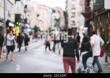 Un arrière-plan flou et brillant, avec des personnes méconnues sur la rue de la ville. Image abstraite de la foule de personnes dans les lieux publics Banque D'Images