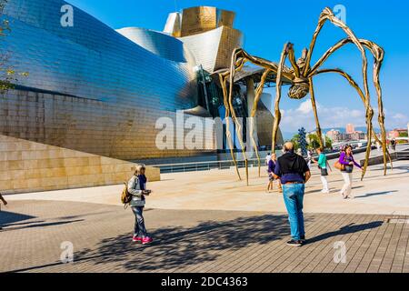 Maman, de Louise Bourgeois, est une araignée en acier monumentale, si grande qu'elle ne peut être installée que par les portes, une icône dans la ville de Bilbao. Permanent c Banque D'Images