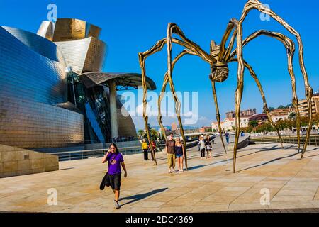 Maman, de Louise Bourgeois, est une araignée en acier monumentale, si grande qu'elle ne peut être installée que par les portes, une icône dans la ville de Bilbao. Permanent c Banque D'Images