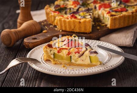 Quiche maison avec légumes et fromage, plats végétariens. Banque D'Images