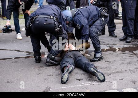 Berlin, Allemagne. 18 novembre 2020. Allemagne, Berlin, 18 novembre 2020 : un manifestant est mis en garde à vue par la police en face de la porte de Brandebourg après que des groupes hétérogènes autour de démenteurs de Corona, des théoriciens de la conspiration et des extrémistes de droite aient appelé à bloquer l'accès aux bâtiments du gouvernement allemand. Le 18 novembre 2020, le Bundestag et le Bundesrat votent tous deux sur les nouveaux règlements prévus de la loi sur la protection contre les infections. (Photo de Jan Scheunert/Sipa USA) crédit: SIPA USA/Alay Live News Banque D'Images