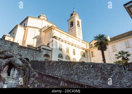 Vue sur le Sanctuaire du Crucifix sur le Mont Calvaire sacré sur la colline de Mattarella, Domodossola, Piémont, Italie Banque D'Images