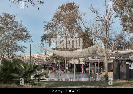 Discothèque, bar, pub avec tente, plantes, arbres et fleurs en plein air sur la plage de la ville de Borriana, Burriana, Castello, Castellon, Espagne. Banque D'Images