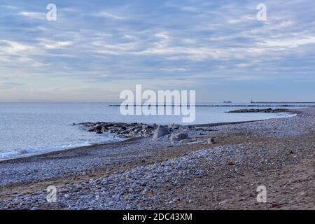 Plage côtière de galets avec petit brise-lames de pierre ou de pierre dans le village de Burriana (Borriana) Castellon (Castello), côte méditerranéenne de la mer de l'Espagne, Europe Banque D'Images