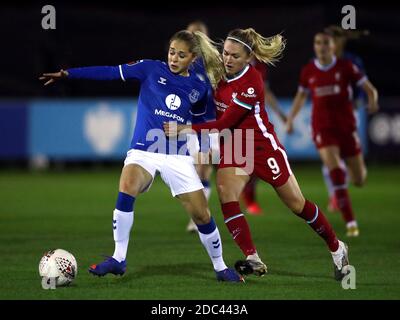 Le Poppy Pattinson d'Everton (à gauche) et l'Amalie Thestrup de Liverpool se battent pour le ballon lors du match de la coupe continentale au Walton Hall Park, à Liverpool. Banque D'Images