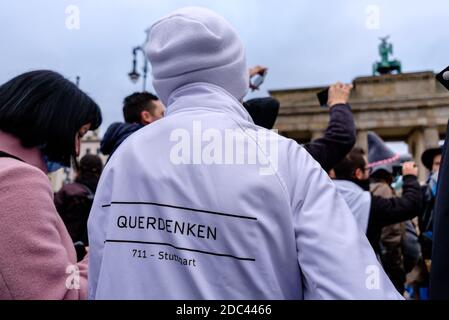 Berlin, Berlin, Allemagne. 18 novembre 2020. Des manifestants avec un groupe local de pullover de Stuttgart (allemand : Querdenken) à pensée latérale peuvent être vus dans le district gouvernemental de Berlin après que des groupes hétérogènes autour de Corona deniers, des théoriciens de la conspiration et des extrémistes de droite aient appelé à bloquer l'accès aux bâtiments du gouvernement allemand. Le 18 novembre 2020, le Bundestag et le Bundesrat votent tous deux sur les nouveaux règlements prévus de la loi sur la protection contre les infections. Crédit : Jan Scheunert/ZUMA Wire/Alay Live News Banque D'Images