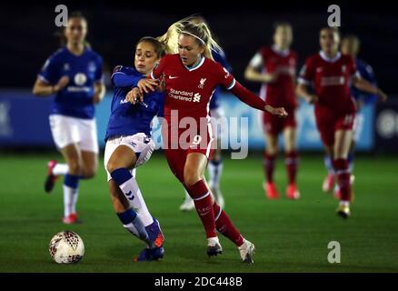 Le Poppy Pattinson d'Everton (à gauche) et l'Amalie Thestrup de Liverpool se battent pour le ballon lors du match de la coupe continentale au Walton Hall Park, à Liverpool. Banque D'Images