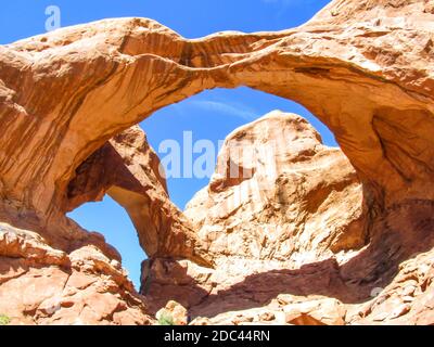 Double Arch, la plus haute arche du parc national Arches, Utah, un après-midi clair et ensoleillé Banque D'Images