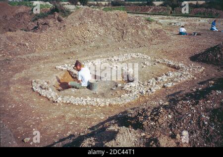 Villa Beddingham - ruines romaines - fouilles archéologiques, août 1990. La villa romaine de Beddingham a été excavée par David Rudling 1986–1992. La construction a commencé à la fin du premier siècle après J.-C., et la villa a été occupée jusqu'au milieu du quatrième siècle. Il y avait un rond-point en bois construit à l'origine (environ 50 après J.-C.) avant que la construction romaine commence vers la fin du siècle. Numérisé à partir de diapositives. Banque D'Images