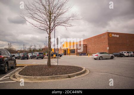 Stone Mountain, GA / USA - 03 13 20: Les gens et les voitures dans le parking de Walmart Banque D'Images