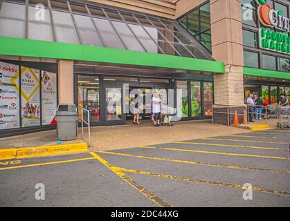 Stone Mountain, GA / USA - 03 13 20: Les gens qui sortent de Peach City Farmers Market ne portent pas de masques Banque D'Images