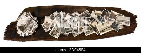 Anciennes cartes postales nostalgiques sur un conseil de wodden vintage Banque D'Images