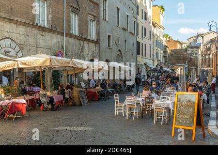 Le long de la via del Portico di Ottavia, et dans tout le ghetto juif, de petits restaurants servent une cuisine typique aux tables à l'extérieur. Rome, Latium Banque D'Images