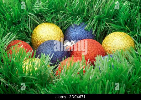 Guirlande scintillante verte autour des boules de Noël comme nid. Mise au point sélective Banque D'Images