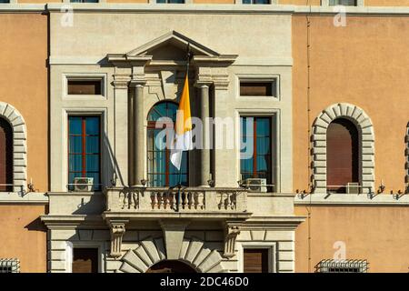 Via della Conciliazione, le Secrétariat général du Synode des Évêques avec le drapeau de la Cité du Vatican. Banque D'Images