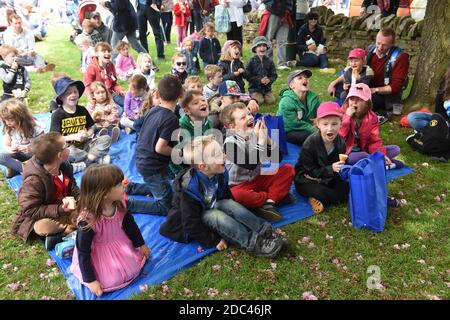 Les enfants rient en regardant Punch et Judy montrer Staffordshire County Show Banque D'Images