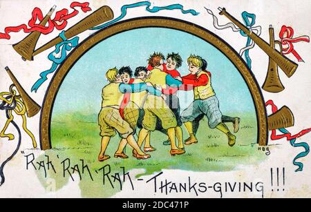 Rah, Rah, Rah, Thanksgiving - carte postale montrant les gens qui embrasent ou jouent au football, vers 1910 Banque D'Images