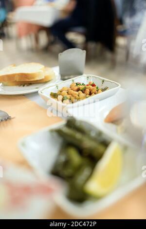 Hors-d'œuvre traditionnels turcs, pois chiches et dolma servis dans le restaurant. Banque D'Images