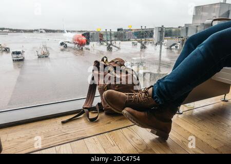 femme attendant à l'aéroport avec son smartphone Banque D'Images