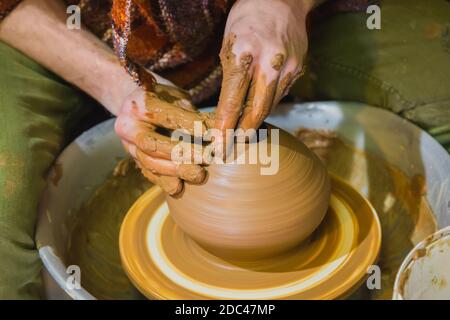 Professionnel hommes potter faire pot dans atelier de poterie Banque D'Images