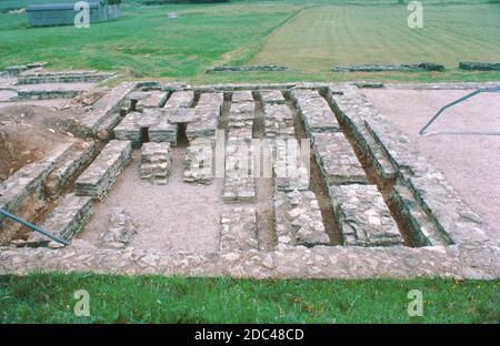 North Leigh Villa - ruines romaines - fouilles archéologiques, juillet 1977. Les vestiges de la villa romaine de North Leigh se trouvent dans un paysage paisible sur les rives de l'Evenlode dans l'Oxfordshire. Cette « villa de cour » est considérée comme l'une des plus grandes villas de Grande-Bretagne romaine. Il était à son plus grand au début du 4ème siècle, inclus: 4 salles de bains, 16 sols en mosaïque et 11 chambres avec chauffage au sol. Aujourd'hui, la disposition rectangulaire de la villa est visible avec un sol en mosaïque presque complet datant du 3ème siècle. Site du patrimoine anglais. Numérisé à partir de diapositives. Banque D'Images